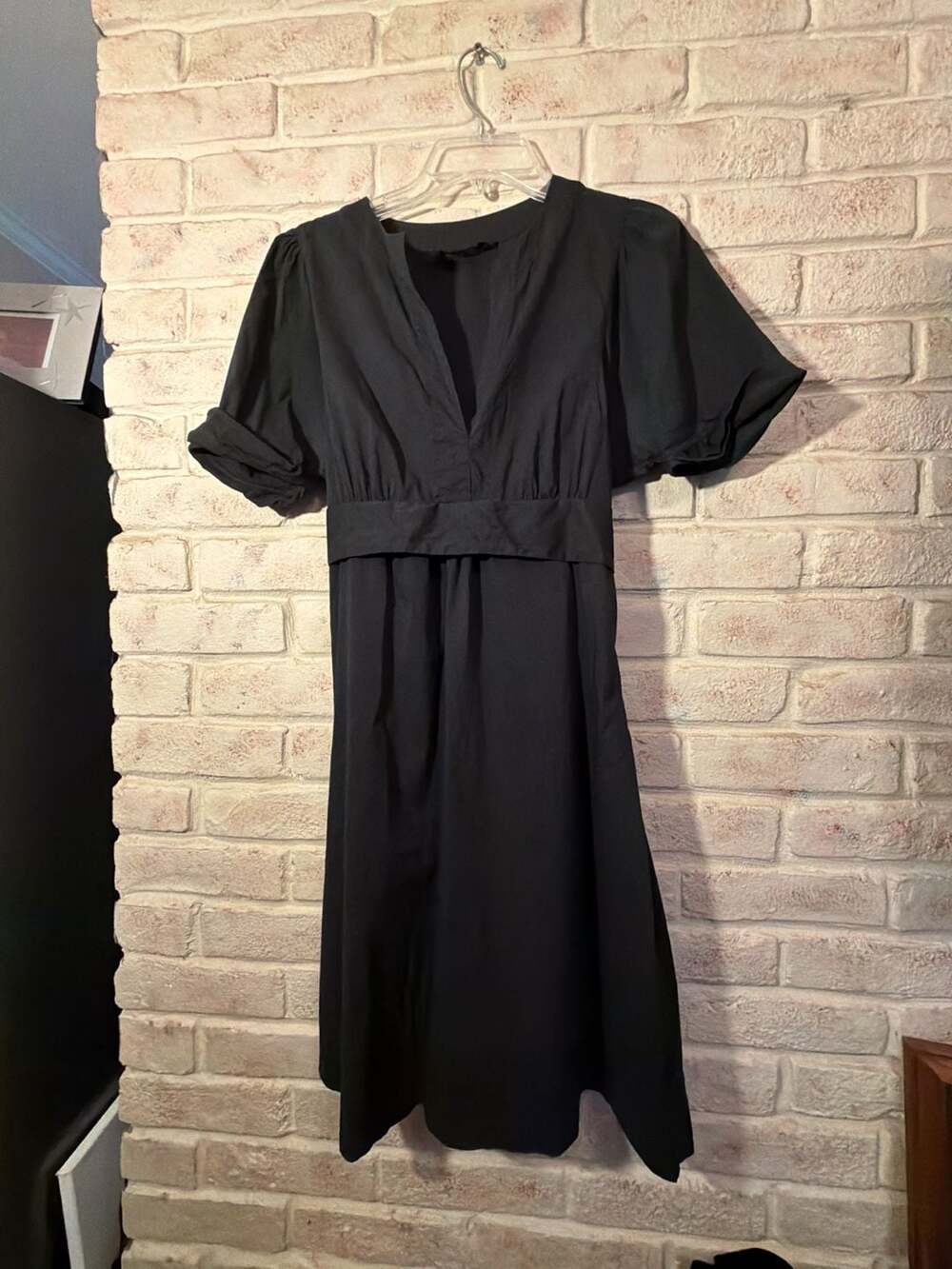 BCBGMAXAZRIA Black V-Neck Midi Dress Size M